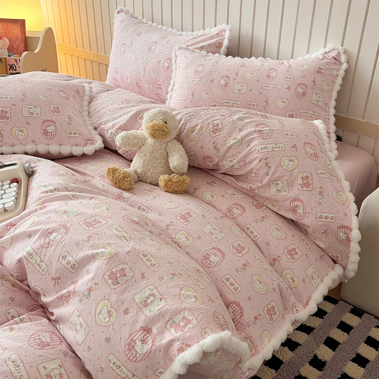 91家纺网 家纺一手货源 找家纺 吾欢心 2026春夏新款古法水洗仿棉毛球花边款四件套 幸运小猫