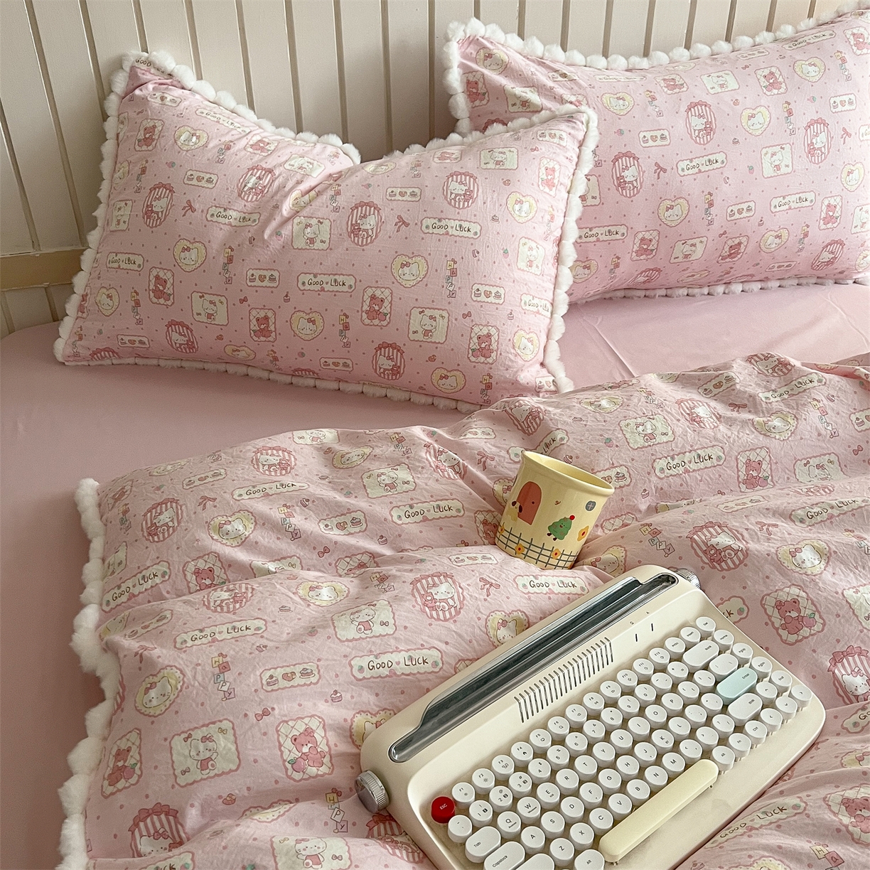 91家纺网 家纺一手货源 找家纺 吾欢心 2026春夏新款古法水洗仿棉毛球花边款四件套 幸运小猫