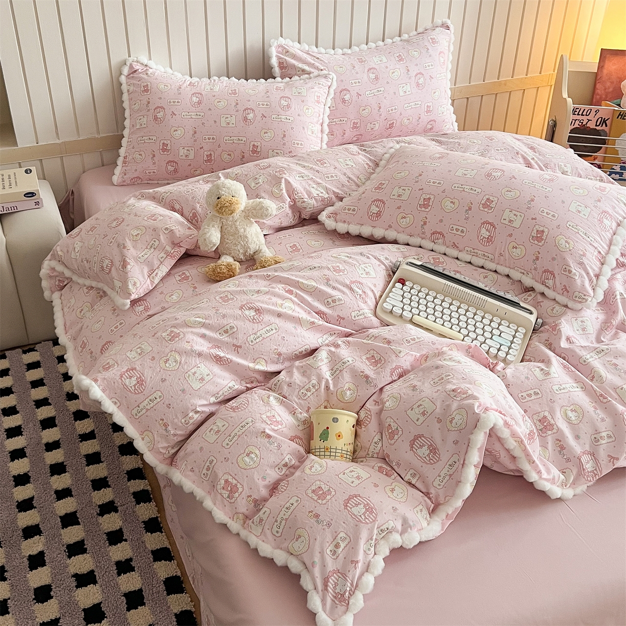 91家纺网 家纺一手货源 找家纺 吾欢心 2026春夏新款古法水洗仿棉毛球花边款四件套 幸运小猫