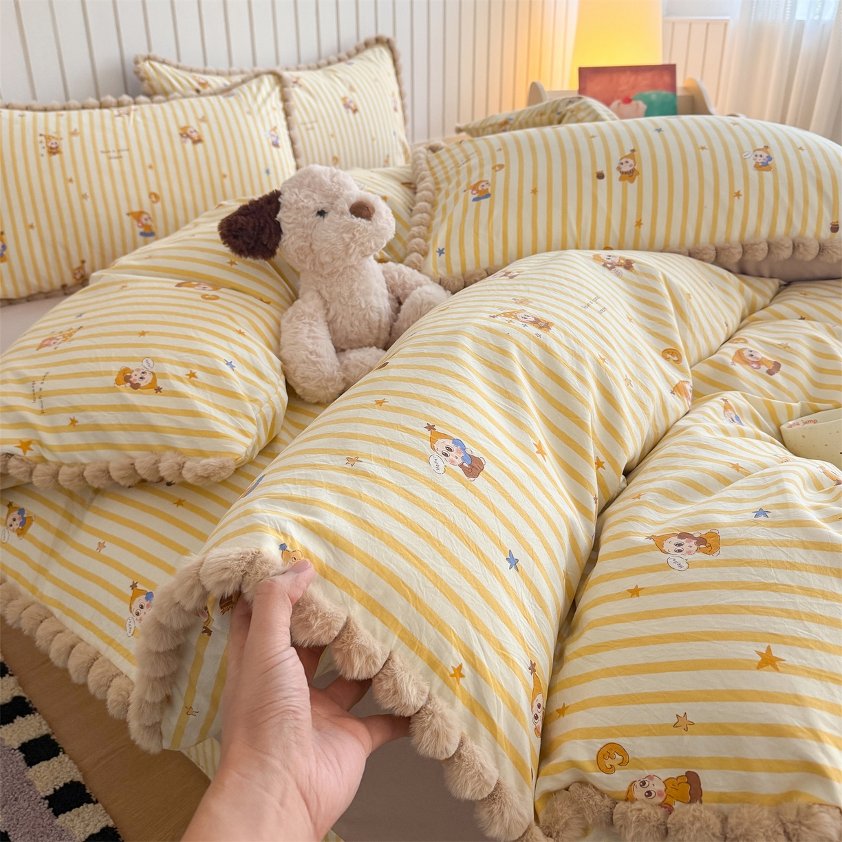 91家纺网 家纺一手货源 找家纺 吾欢心 2026春夏新款古法水洗仿棉毛球花边款四件套 萌星人