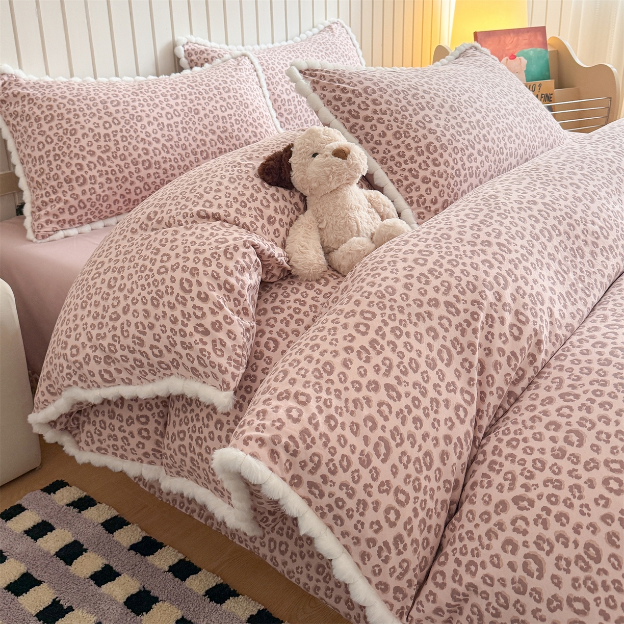 91家纺网 家纺一手货源 找家纺 吾欢心 2026春夏新款古法水洗仿棉毛球花边款四件套 粉豹纹