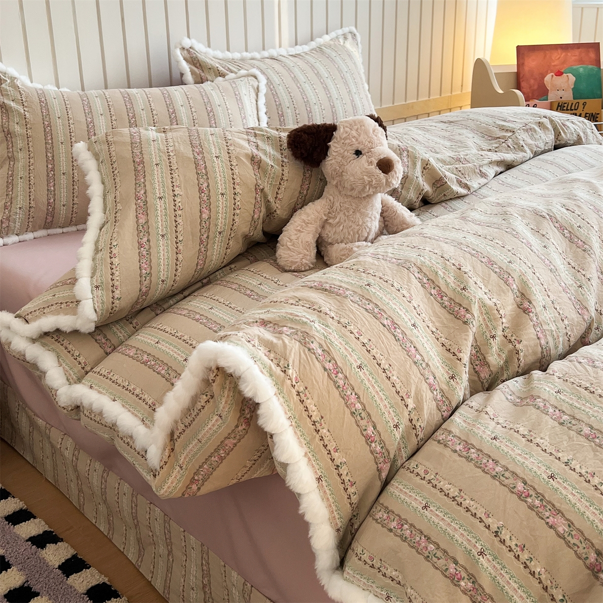 91家纺网 家纺一手货源 找家纺 吾欢心 2026春夏新款古法水洗仿棉毛球花边款四件套 椿屿