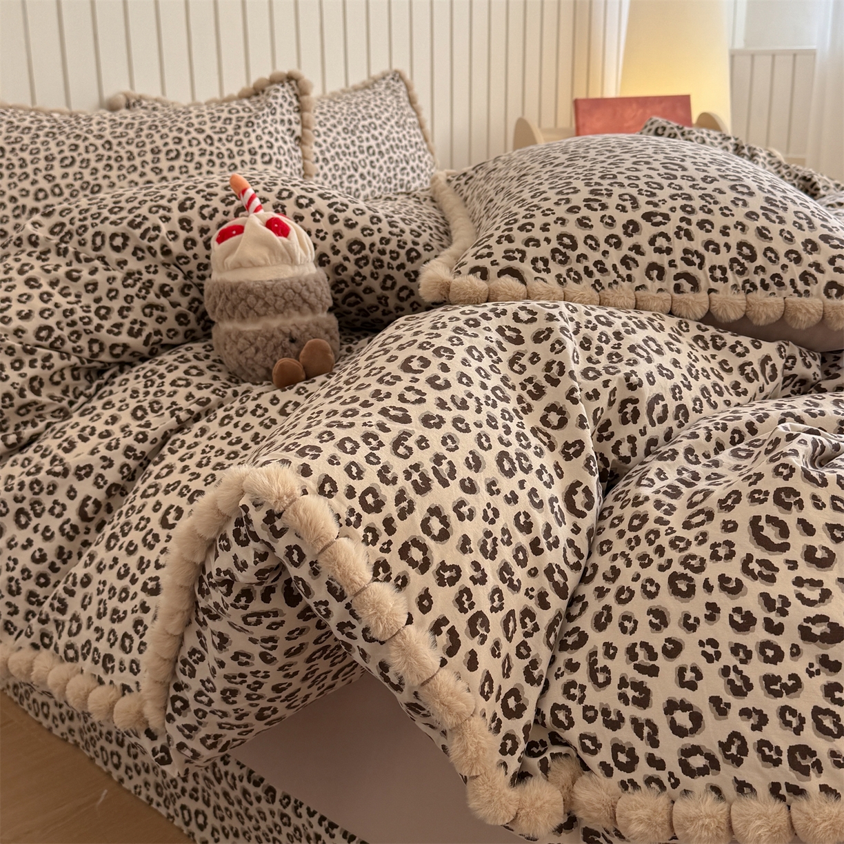 91家纺网 家纺一手货源 找家纺 吾欢心 2026春夏新款古法水洗仿棉毛球花边款四件套 咖豹纹