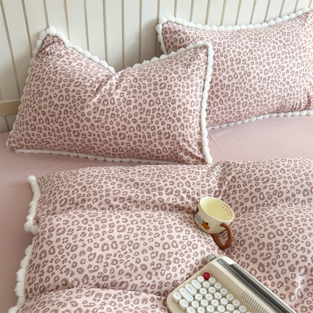 91家纺网 家纺一手货源 找家纺 吾欢心 2026春夏新款古法水洗仿棉毛球花边款四件套 粉豹纹