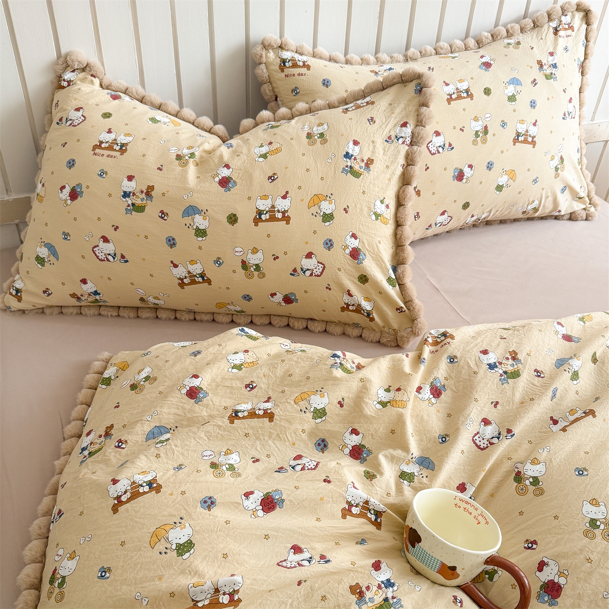 91家纺网 家纺一手货源 找家纺 吾欢心 2026春夏新款古法水洗仿棉毛球花边款四件套 猫猫乐园