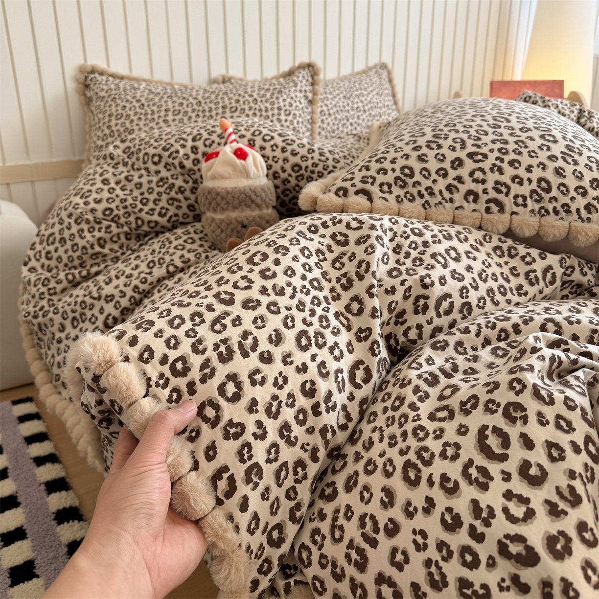 91家纺网 家纺一手货源 找家纺 吾欢心 2026春夏新款古法水洗仿棉毛球花边款四件套 咖豹纹