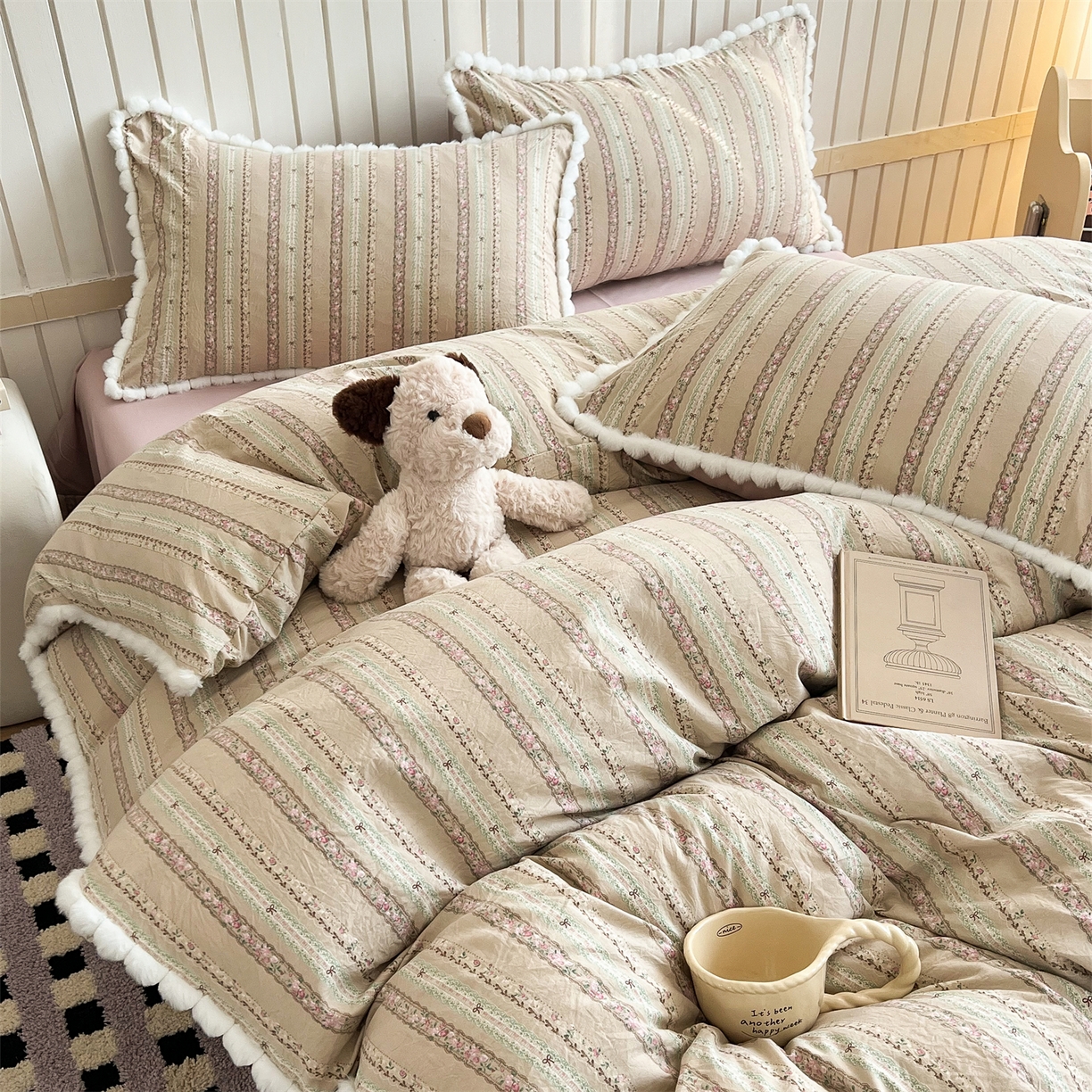 91家纺网 家纺一手货源 找家纺 吾欢心 2026春夏新款古法水洗仿棉毛球花边款四件套 椿屿