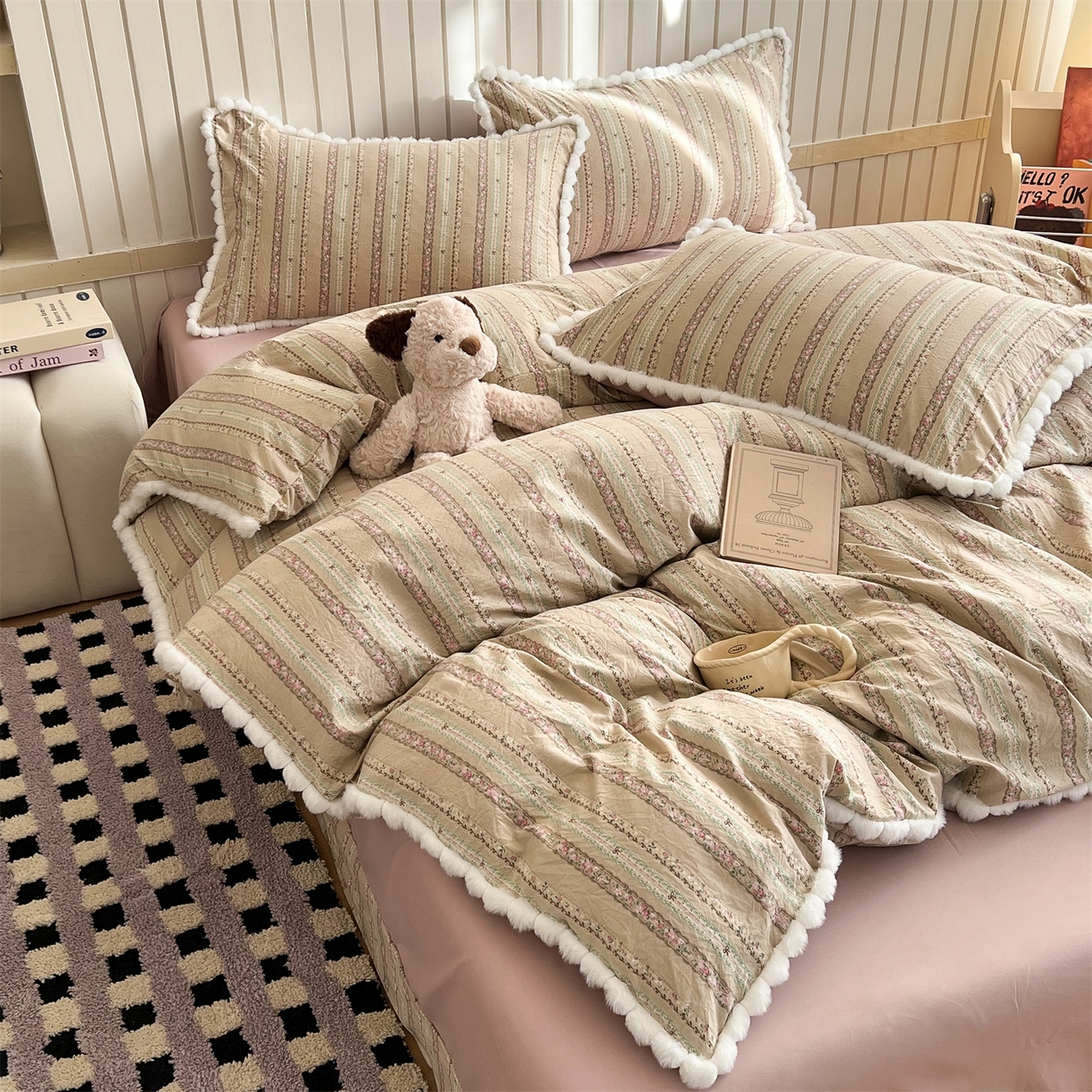 91家纺网 家纺一手货源 找家纺 吾欢心 2026春夏新款古法水洗仿棉毛球花边款四件套 椿屿