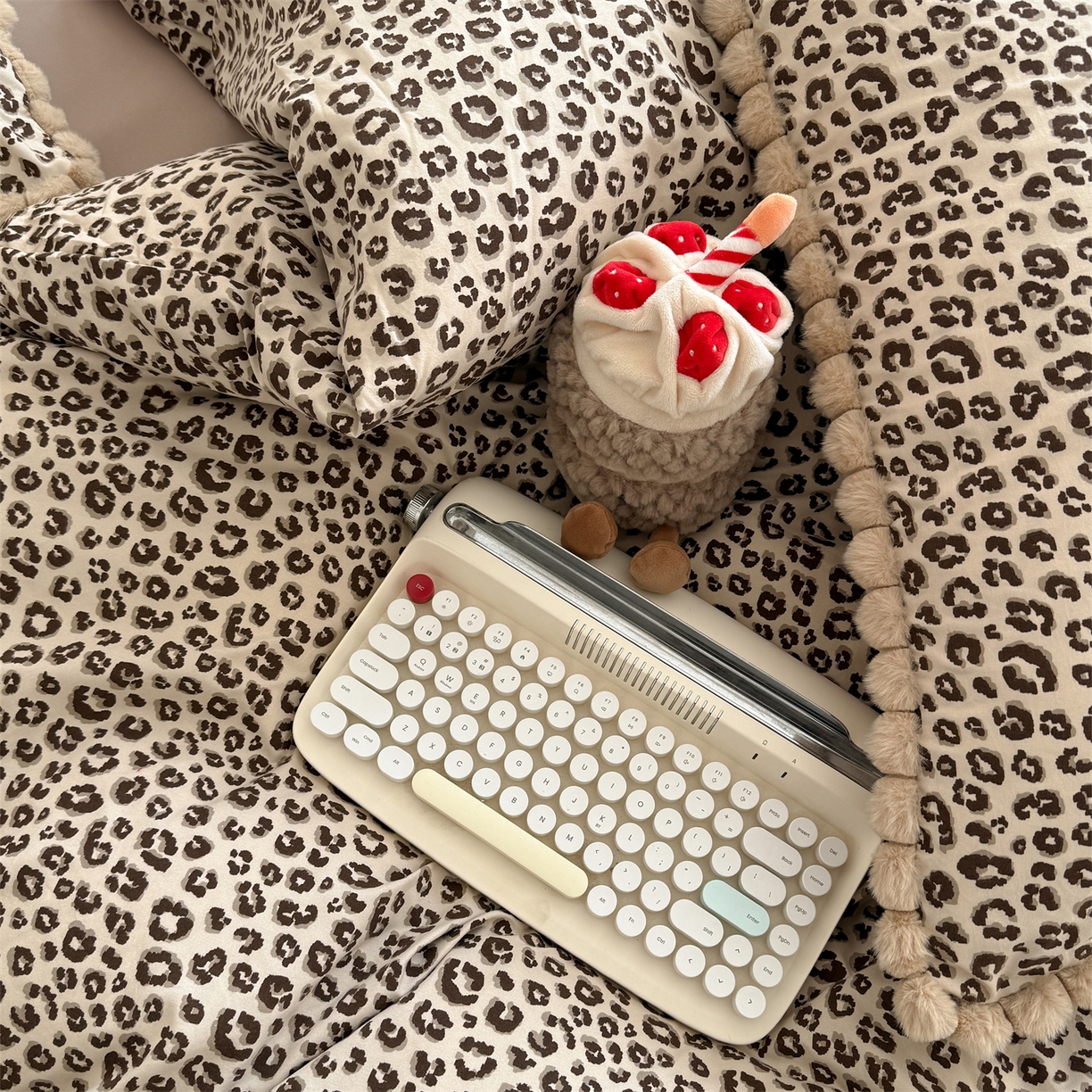 91家纺网 家纺一手货源 找家纺 吾欢心 2026春夏新款古法水洗仿棉毛球花边款四件套 咖豹纹