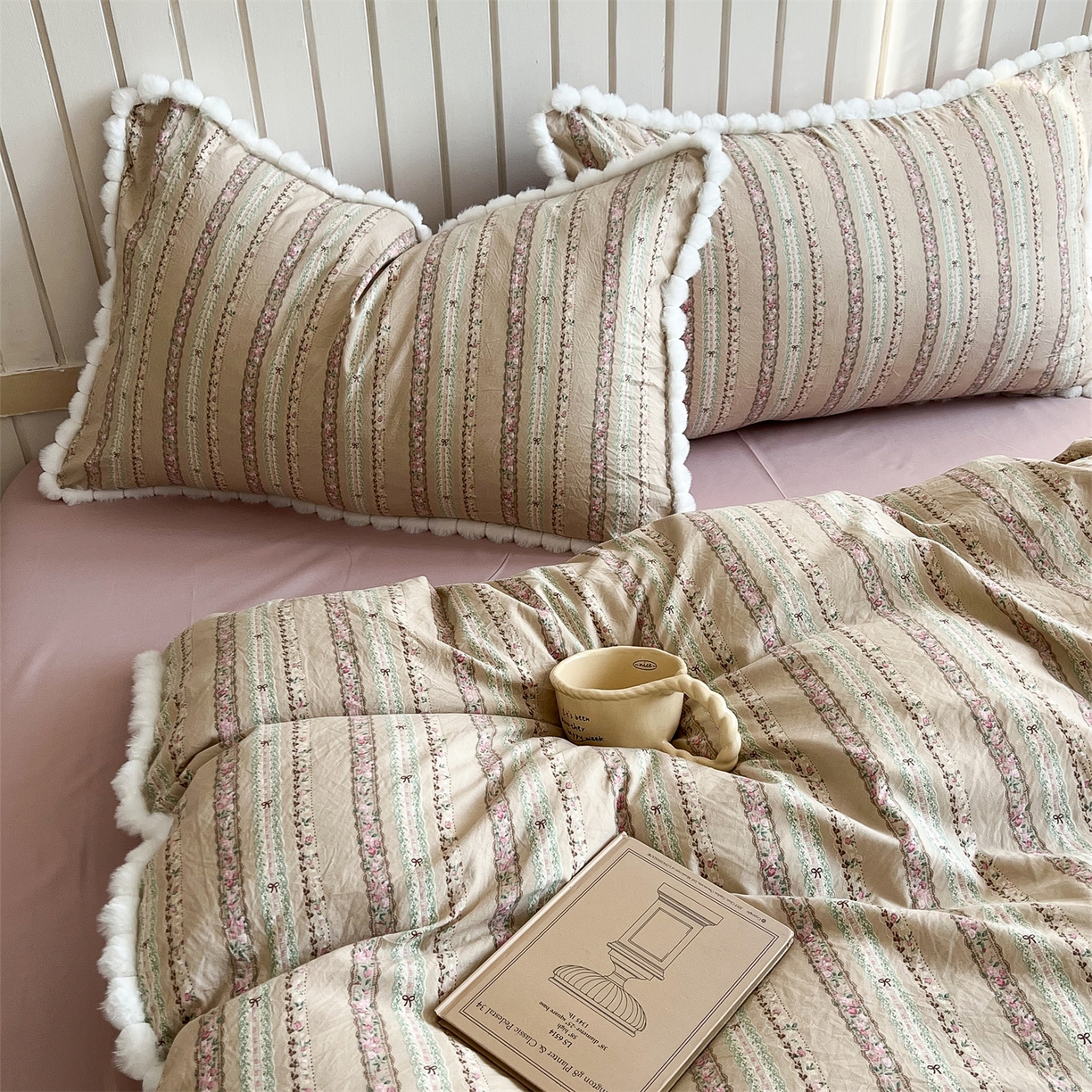 91家纺网 家纺一手货源 找家纺 吾欢心 2026春夏新款古法水洗仿棉毛球花边款四件套 椿屿