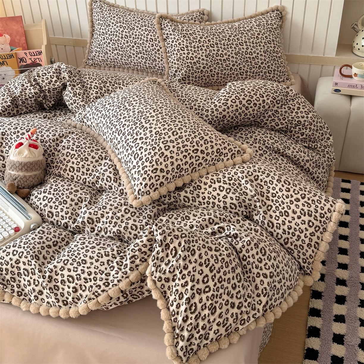 91家纺网 家纺一手货源 找家纺 吾欢心 2026春夏新款古法水洗仿棉毛球花边款四件套 咖豹纹