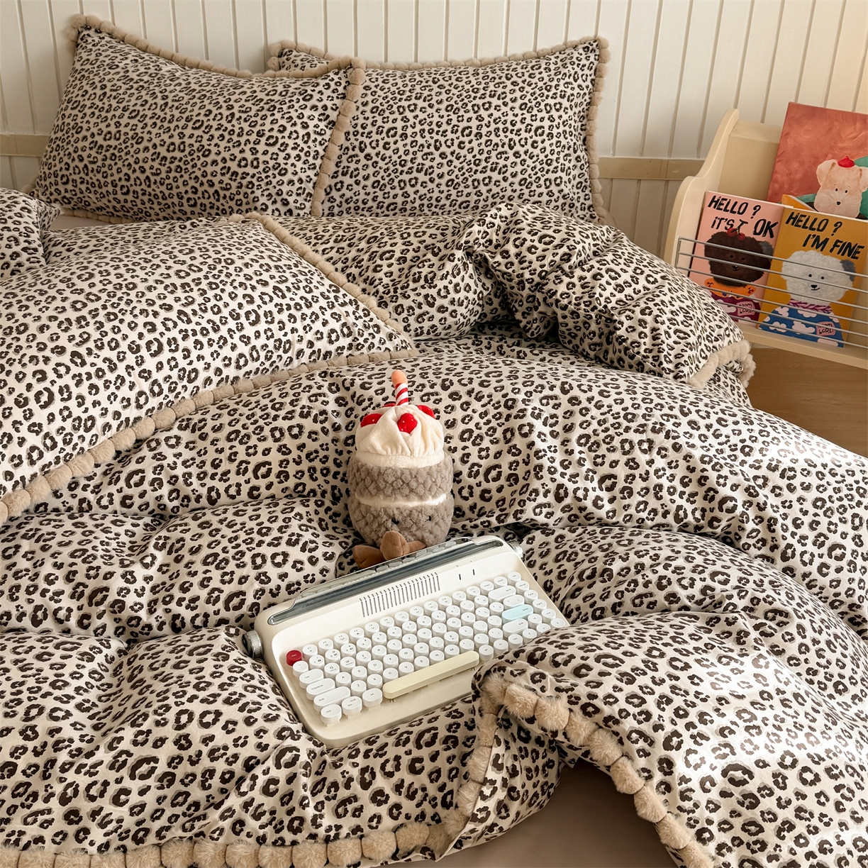 91家纺网 家纺一手货源 找家纺 吾欢心 2026春夏新款古法水洗仿棉毛球花边款四件套 咖豹纹