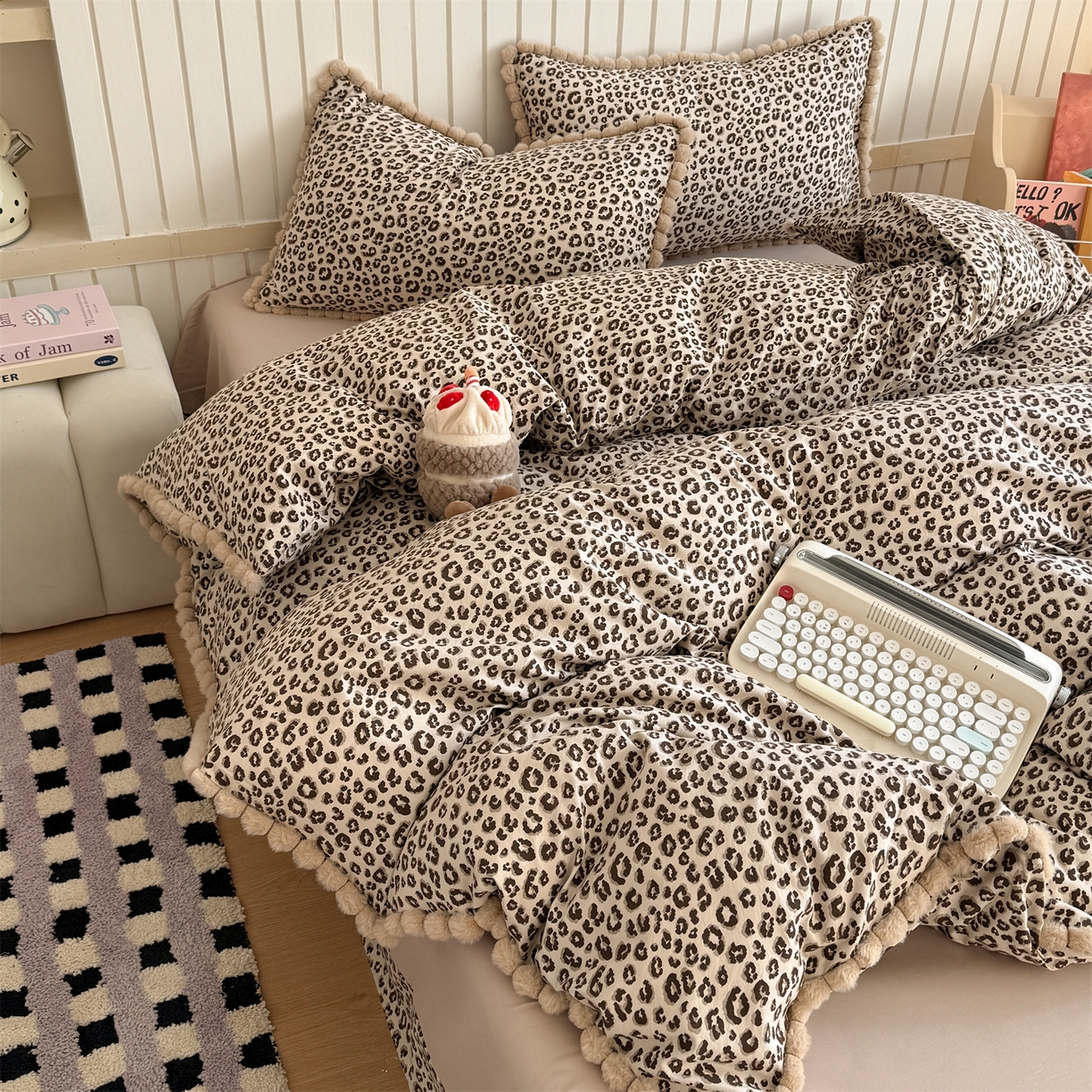 91家纺网 家纺一手货源 找家纺 吾欢心 2026春夏新款古法水洗仿棉毛球花边款四件套 咖豹纹