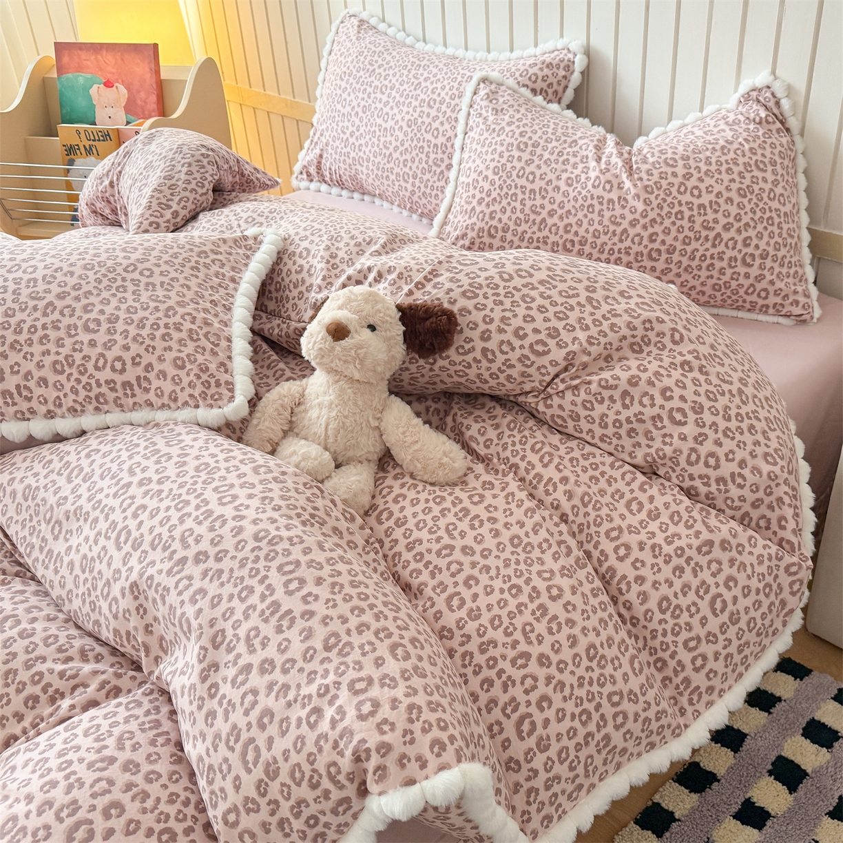 91家纺网 家纺一手货源 找家纺 吾欢心 2026春夏新款古法水洗仿棉毛球花边款四件套 粉豹纹