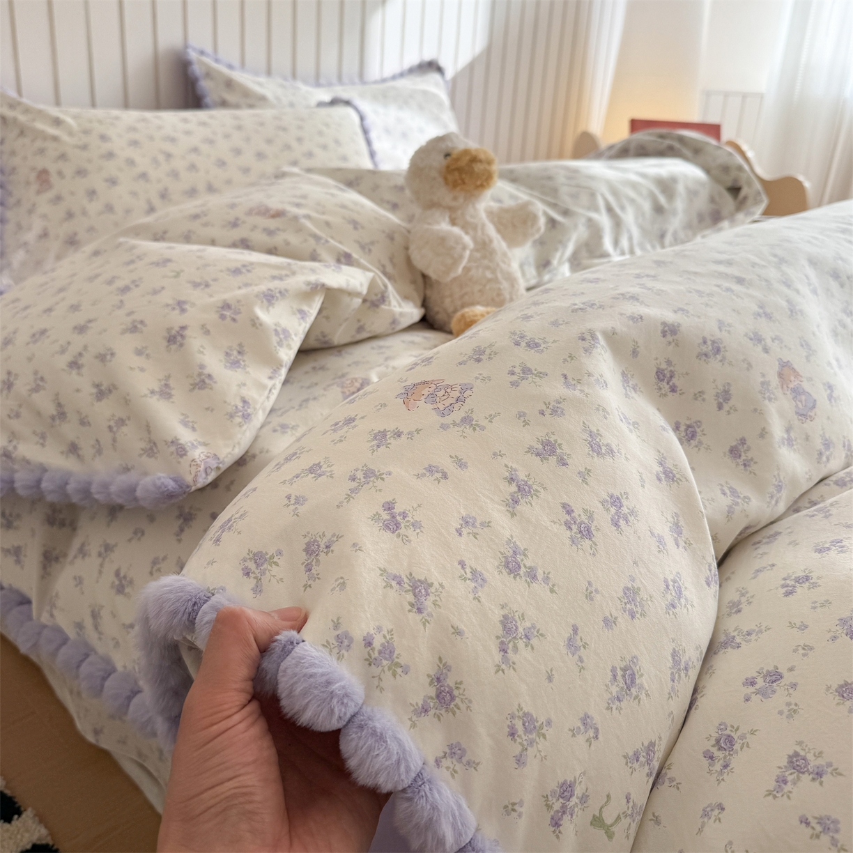 91家纺网 家纺一手货源 找家纺 吾欢心 2026春夏新款古法水洗仿棉毛球花边款四件套 丛林小兔