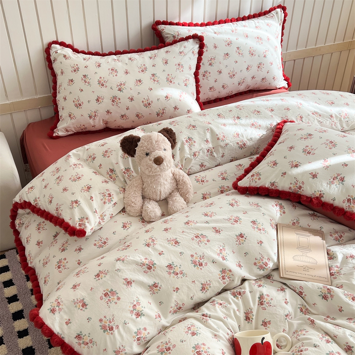 91家纺网 家纺一手货源 找家纺 吾欢心 2026春夏新款古法水洗仿棉毛球花边款四件套 花颜悦色