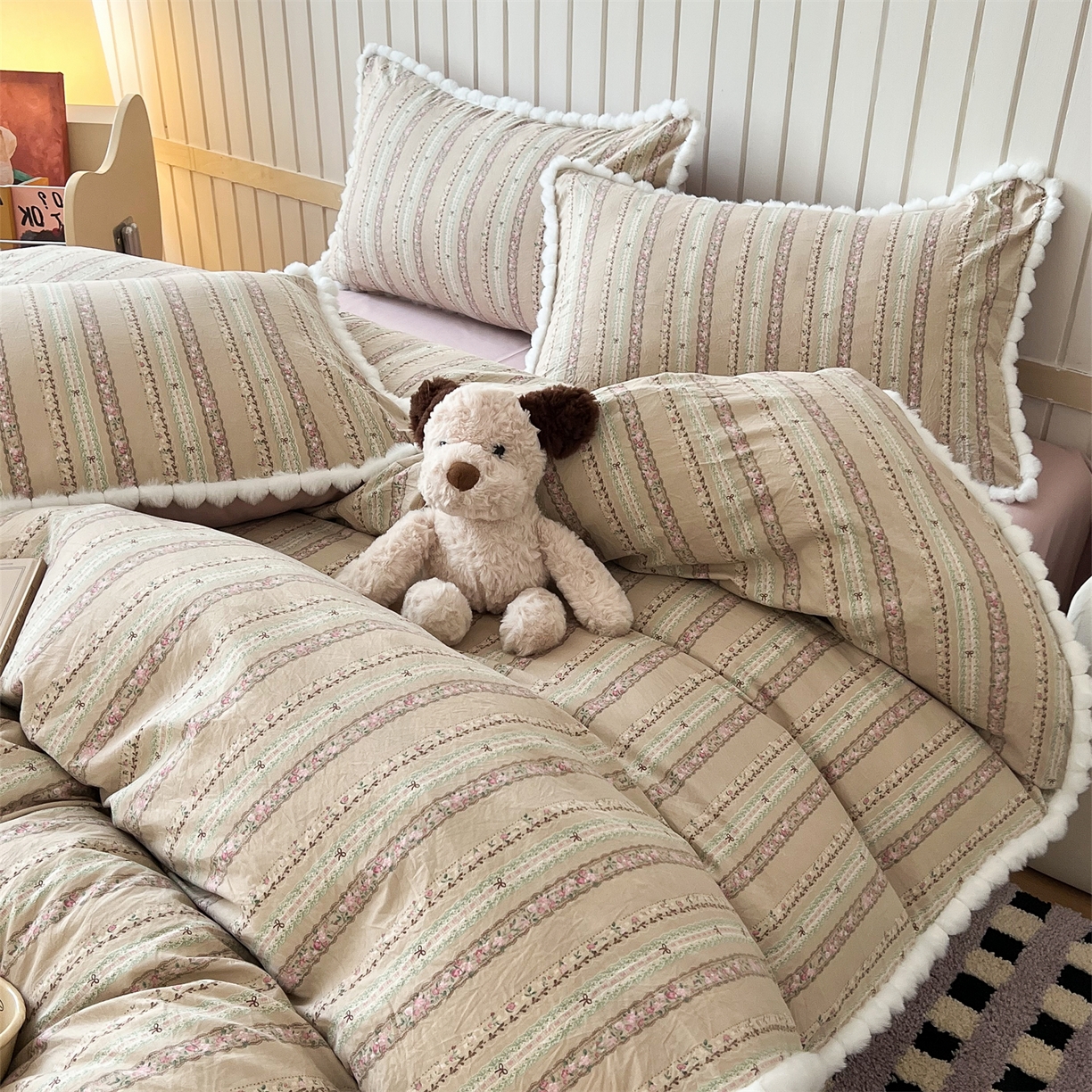 91家纺网 家纺一手货源 找家纺 吾欢心 2026春夏新款古法水洗仿棉毛球花边款四件套 椿屿