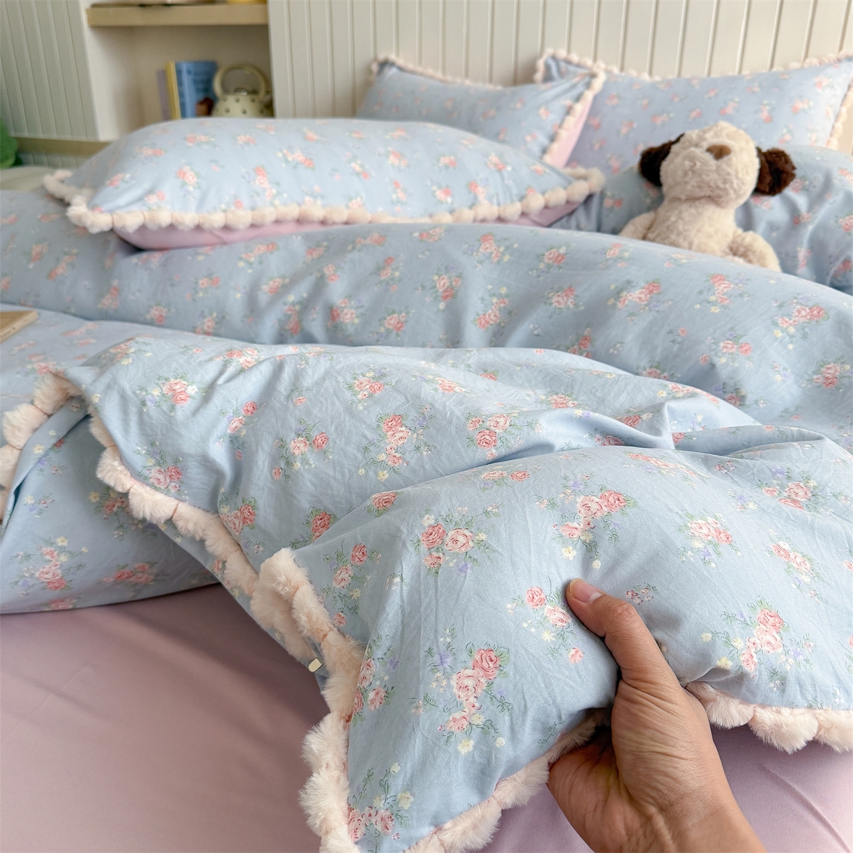 91家纺网 家纺一手货源 找家纺 吾欢心 2026春夏新款古法水洗仿棉毛球花边款四件套 半岛花园