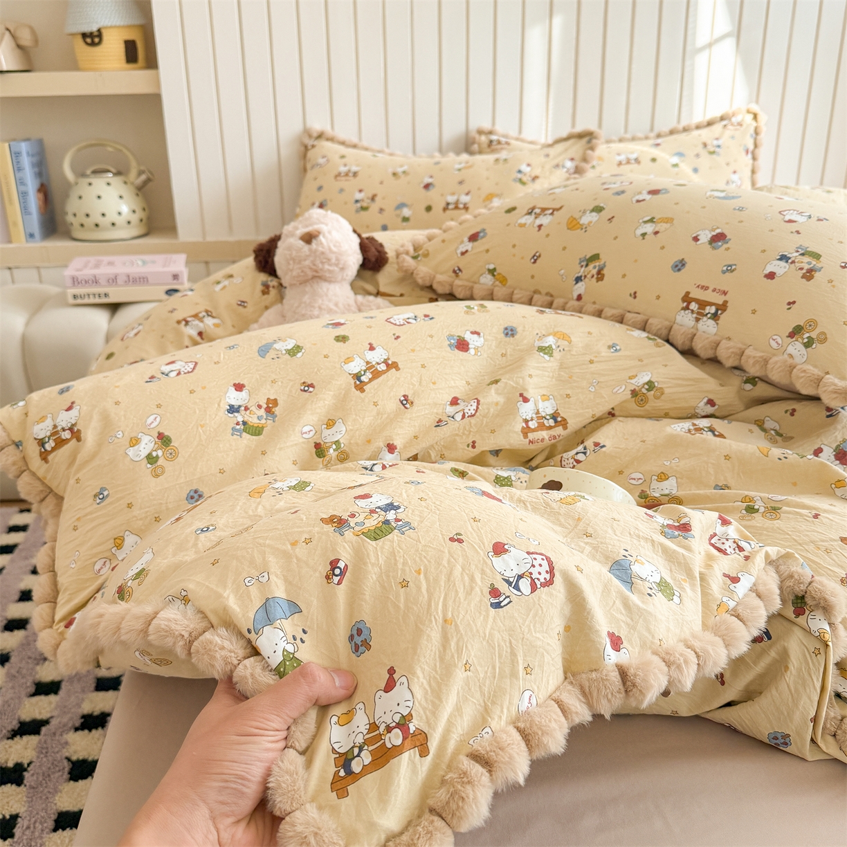 91家纺网 家纺一手货源 找家纺 吾欢心 2026春夏新款古法水洗仿棉毛球花边款四件套 猫猫乐园