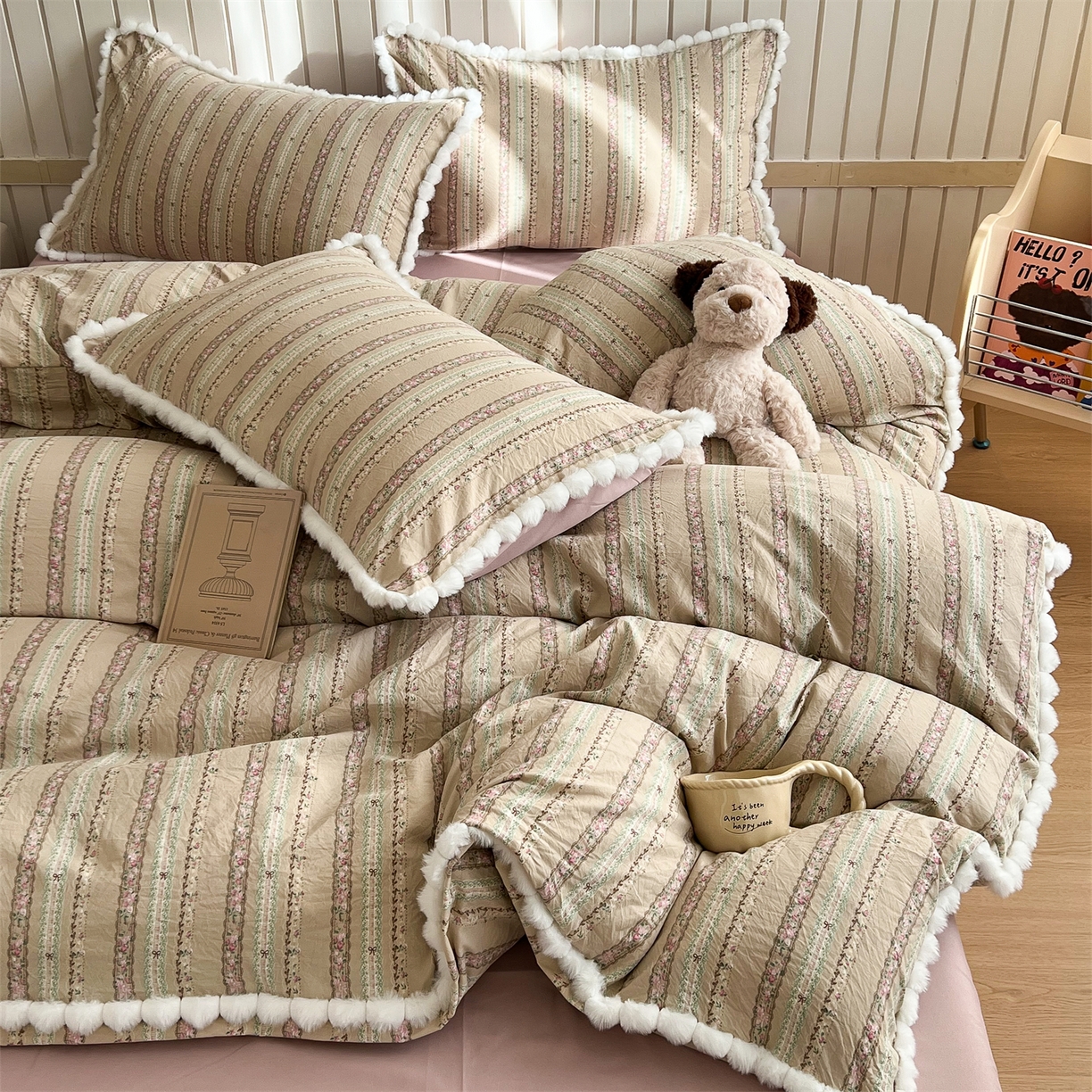 91家纺网 家纺一手货源 找家纺 吾欢心 2026春夏新款古法水洗仿棉毛球花边款四件套 椿屿