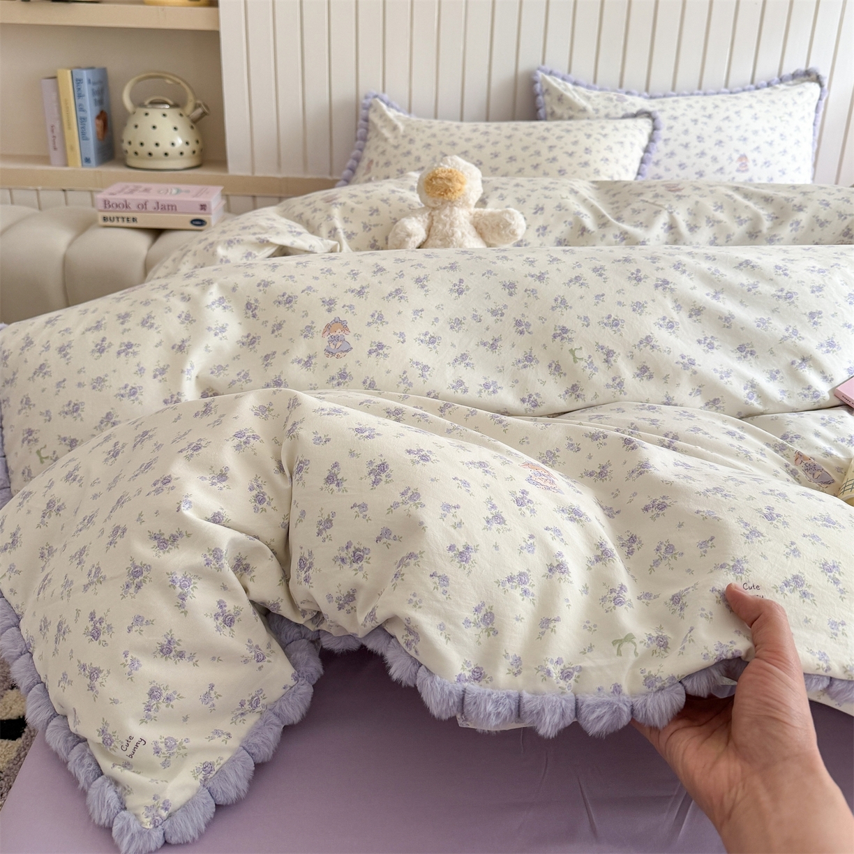 91家纺网 家纺一手货源 找家纺 吾欢心 2026春夏新款古法水洗仿棉毛球花边款四件套 丛林小兔