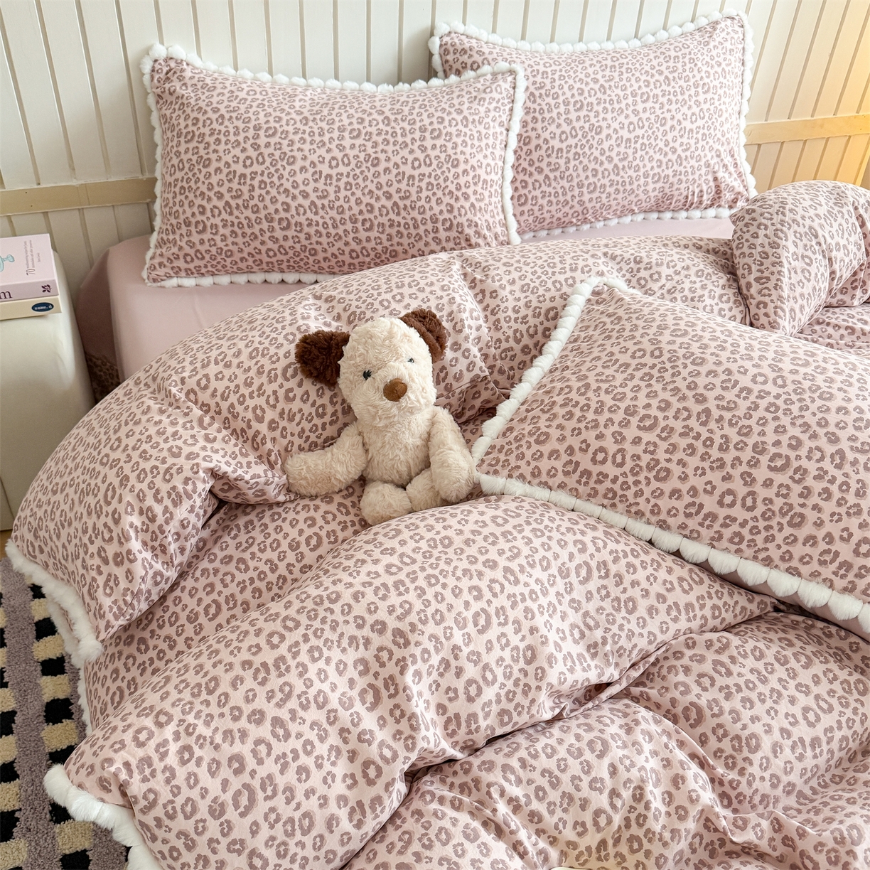 91家纺网 家纺一手货源 找家纺 吾欢心 2026春夏新款古法水洗仿棉毛球花边款四件套 粉豹纹