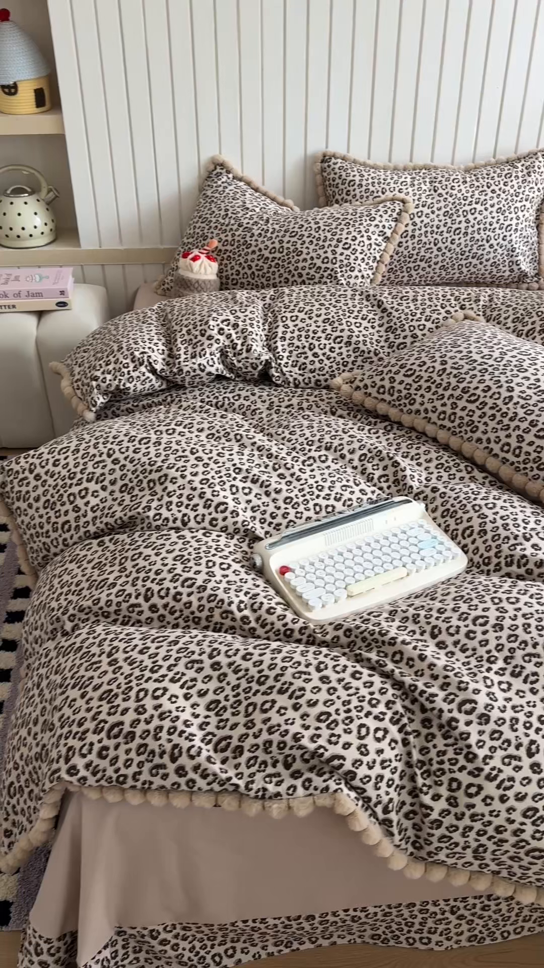 91家纺网 家纺一手货源 找家纺 吾欢心 2026春夏新款古法水洗仿棉毛球花边款四件套 咖豹纹