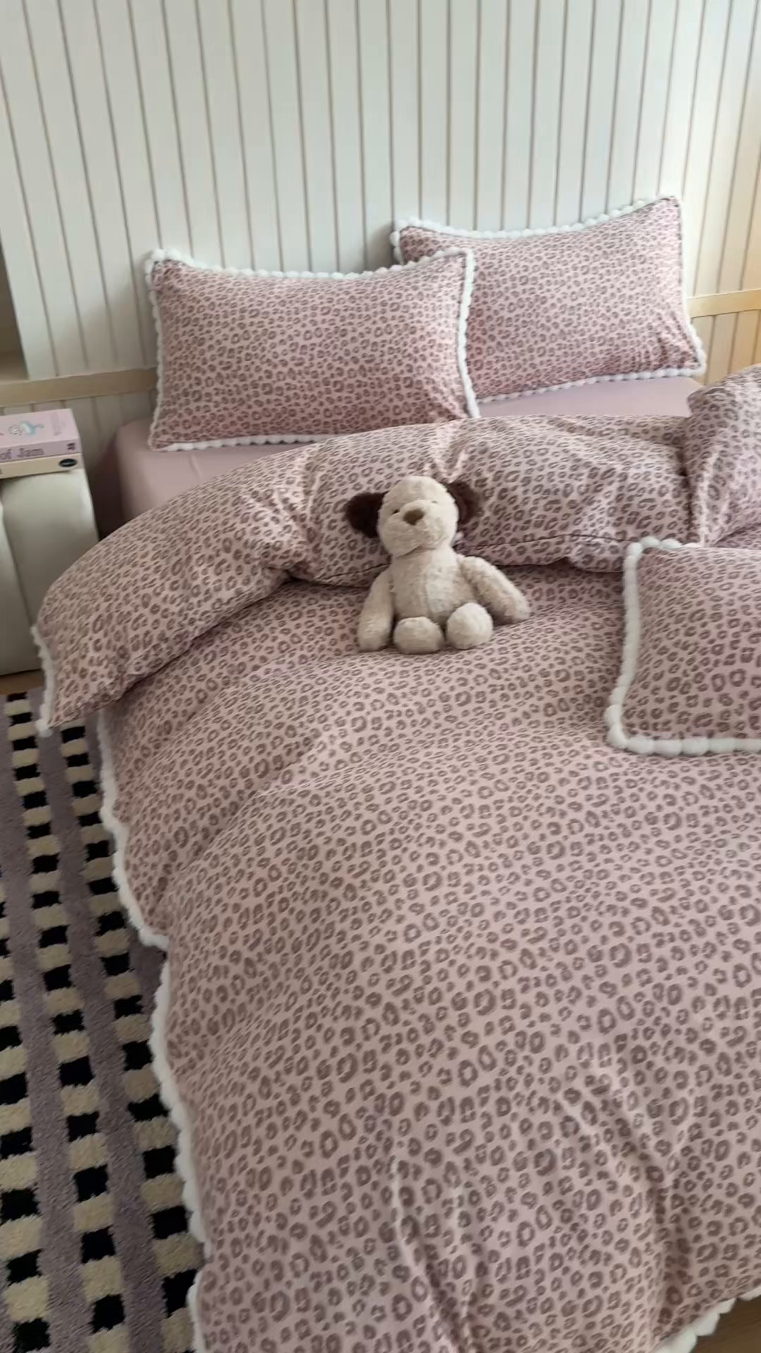 91家纺网 家纺一手货源 找家纺 吾欢心 2026春夏新款古法水洗仿棉毛球花边款四件套 粉豹纹