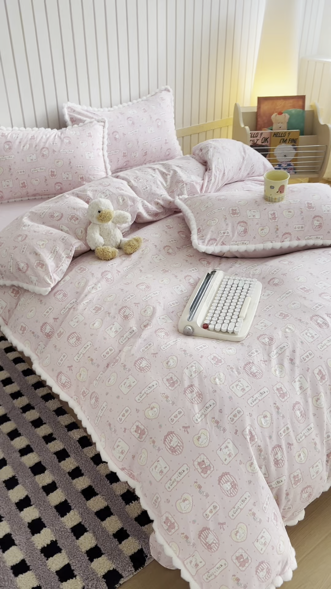 91家纺网 家纺一手货源 找家纺 吾欢心 2026春夏新款古法水洗仿棉毛球花边款四件套 幸运小猫