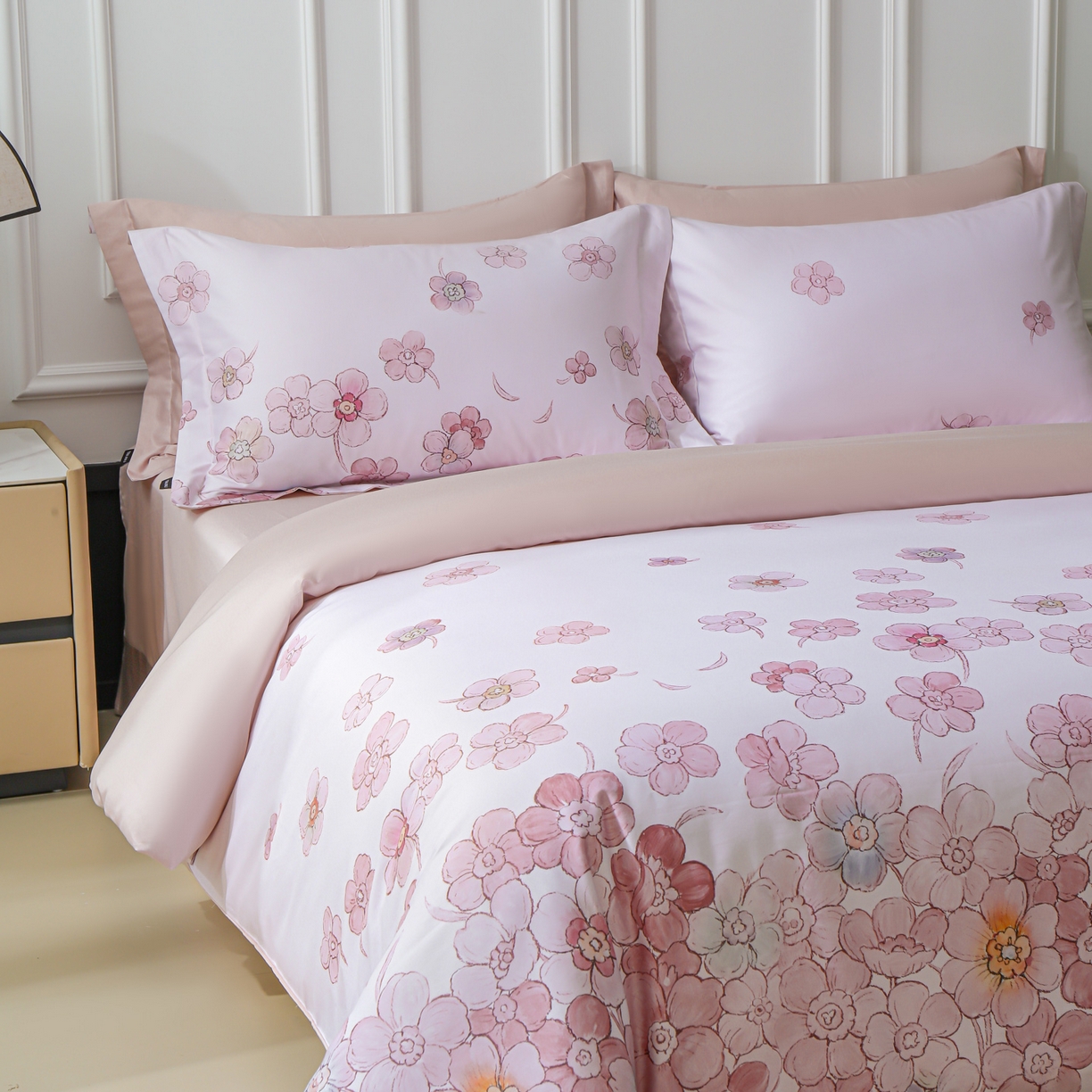 91家纺网 家纺一手货源 找家纺 洺兰家居 2025新款100支全棉新疆棉数码印花四件套长绒棉贴边床单床笠床上用品套件-专版（控价标准235加大255床笠245）春花烂漫-粉