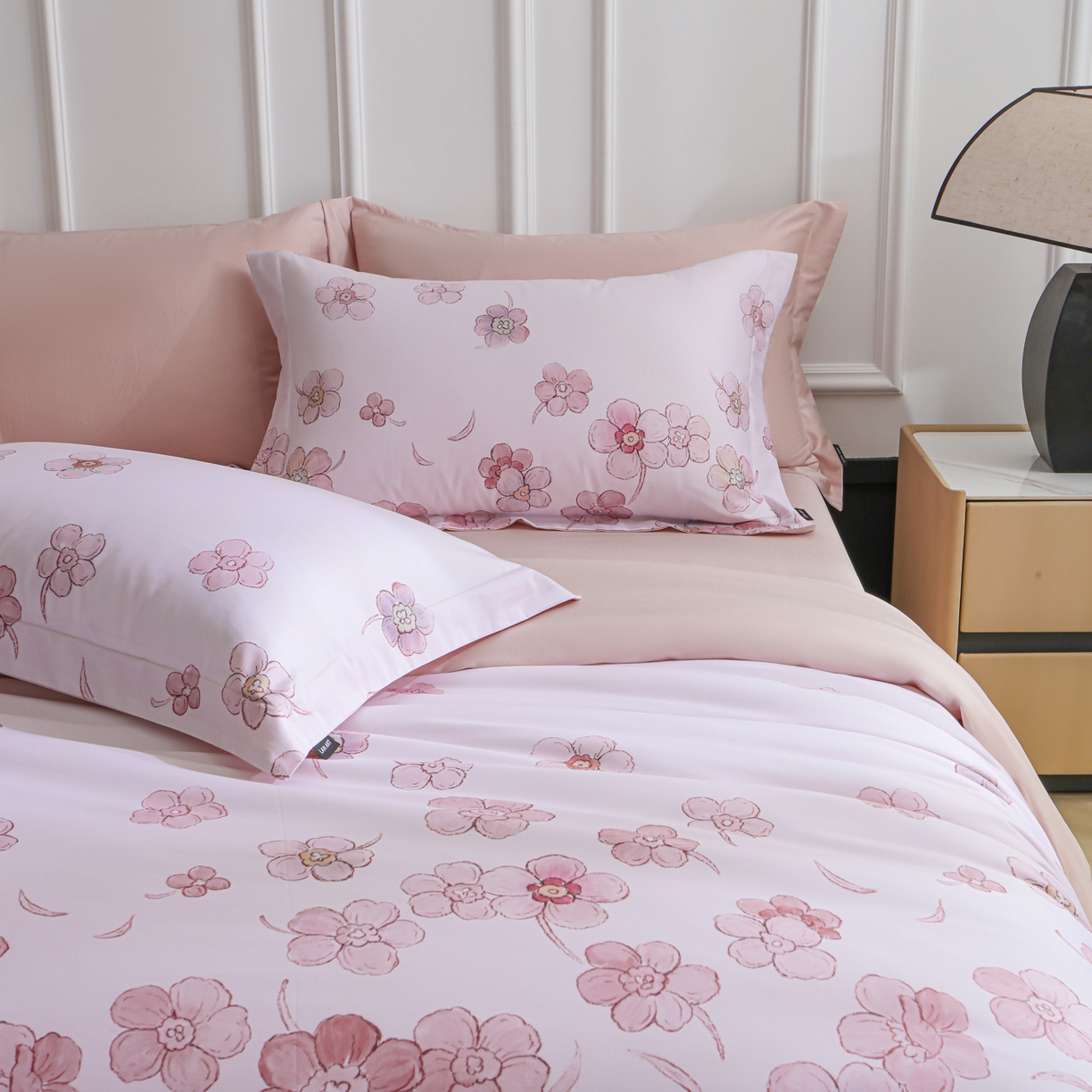 91家纺网 家纺一手货源 找家纺 洺兰家居 2025新款100支全棉新疆棉数码印花四件套长绒棉贴边床单床笠床上用品套件-专版（控价标准235加大255床笠245）春花烂漫-粉