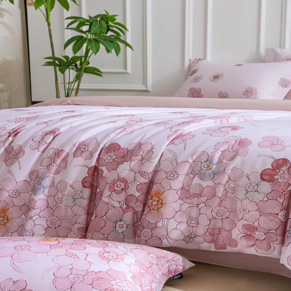 91家纺网 家纺一手货源 找家纺 洺兰家居 2025新款100支全棉新疆棉数码印花四件套长绒棉贴边床单床笠床上用品套件-专版（控价标准235加大255床笠245）春花烂漫-粉
