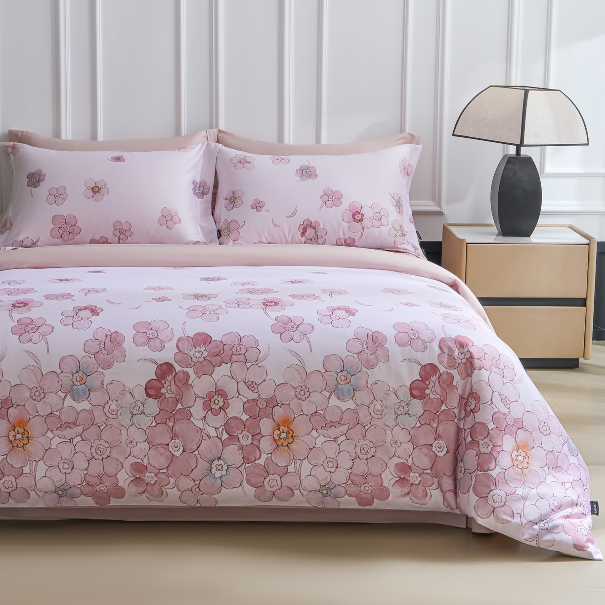 91家纺网 家纺一手货源 找家纺 洺兰家居 2025新款100支全棉新疆棉数码印花四件套长绒棉贴边床单床笠床上用品套件-专版（控价标准235加大255床笠245）春花烂漫-粉