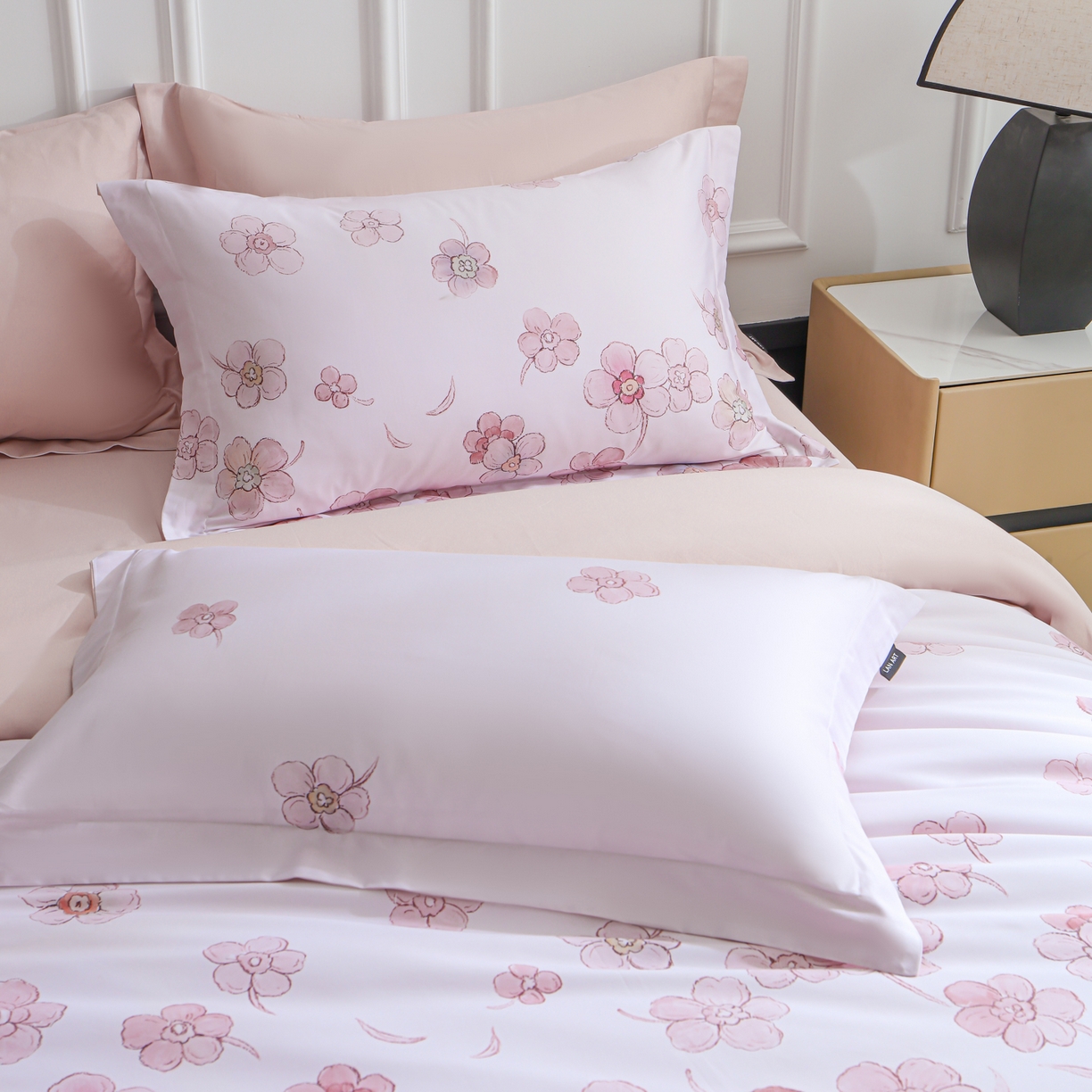 91家纺网 家纺一手货源 找家纺 洺兰家居 2025新款100支全棉新疆棉数码印花四件套长绒棉贴边床单床笠床上用品套件-专版（控价标准235加大255床笠245）春花烂漫-粉