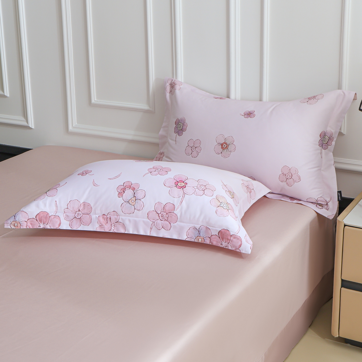 91家纺网 家纺一手货源 找家纺 洺兰家居 2025新款100支全棉新疆棉数码印花四件套长绒棉贴边床单床笠床上用品套件-专版（控价标准235加大255床笠245）春花烂漫-粉