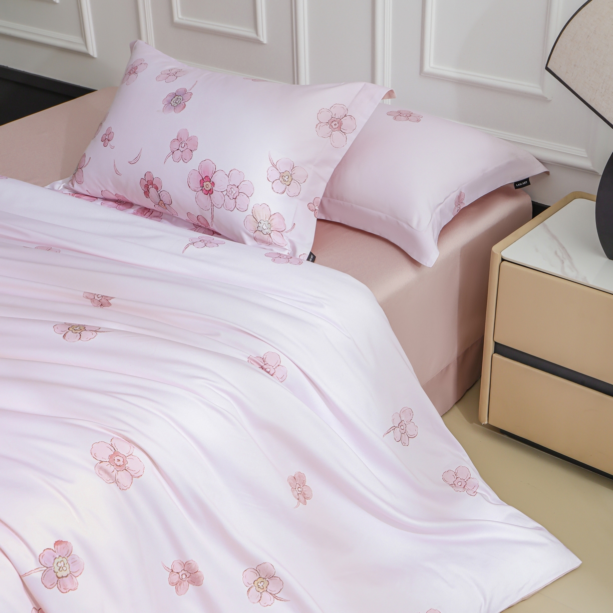 91家纺网 家纺一手货源 找家纺 洺兰家居 2025新款100支全棉新疆棉数码印花四件套长绒棉贴边床单床笠床上用品套件-专版（控价标准235加大255床笠245）春花烂漫-粉