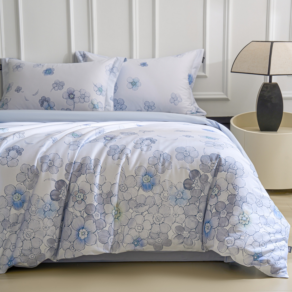 91家纺网 家纺一手货源 找家纺 洺兰家居 2025新款100支全棉新疆棉数码印花四件套长绒棉贴边床单床笠床上用品套件-专版（控价标准235加大255床笠245）春花烂漫-蓝