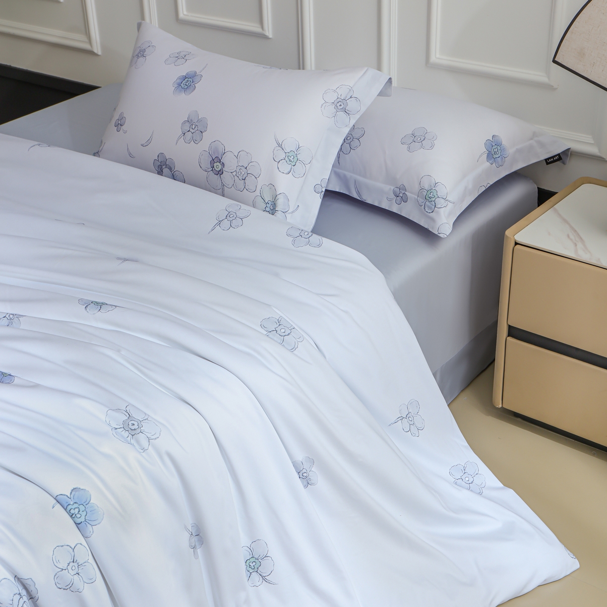 91家纺网 家纺一手货源 找家纺 洺兰家居 2025新款100支全棉新疆棉数码印花四件套长绒棉贴边床单床笠床上用品套件-专版（控价标准235加大255床笠245）春花烂漫-蓝