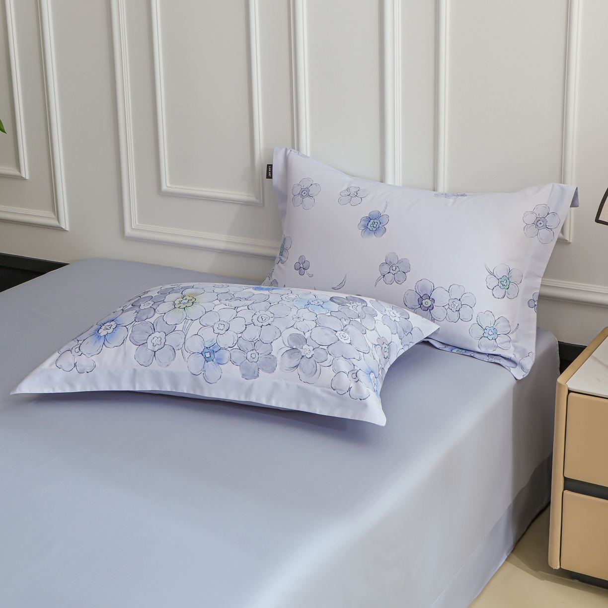 91家纺网 家纺一手货源 找家纺 洺兰家居 2025新款100支全棉新疆棉数码印花四件套长绒棉贴边床单床笠床上用品套件-专版（控价标准235加大255床笠245）春花烂漫-蓝