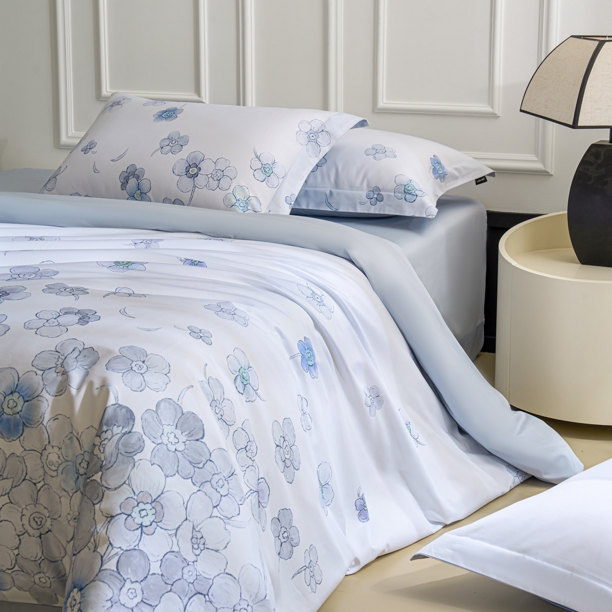 91家纺网 家纺一手货源 找家纺 洺兰家居 2025新款100支全棉新疆棉数码印花四件套长绒棉贴边床单床笠床上用品套件-专版（控价标准235加大255床笠245）春花烂漫-蓝