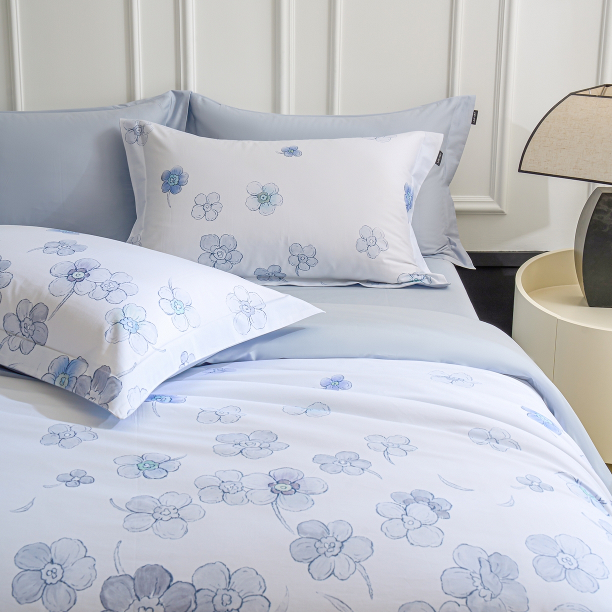 91家纺网 家纺一手货源 找家纺 洺兰家居 2025新款100支全棉新疆棉数码印花四件套长绒棉贴边床单床笠床上用品套件-专版（控价标准235加大255床笠245）春花烂漫-蓝