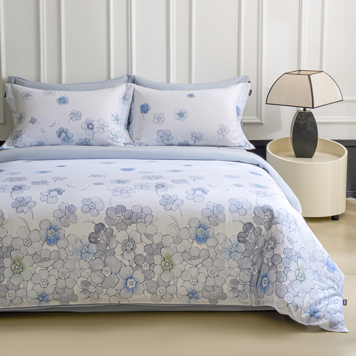 91家纺网 家纺一手货源 找家纺 洺兰家居 2025新款100支全棉新疆棉数码印花四件套长绒棉贴边床单床笠床上用品套件-专版（控价标准235加大255床笠245）春花烂漫-蓝