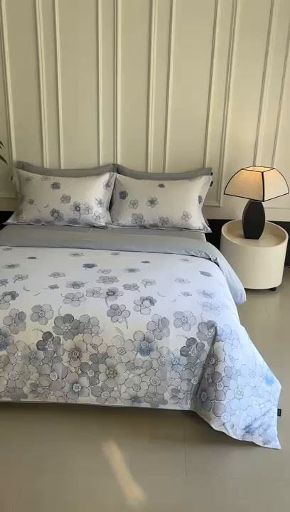 91家纺网 家纺一手货源 找家纺 洺兰家居 2025新款100支全棉新疆棉数码印花四件套长绒棉贴边床单床笠床上用品套件-专版（控价标准235加大255床笠245）春花烂漫-蓝