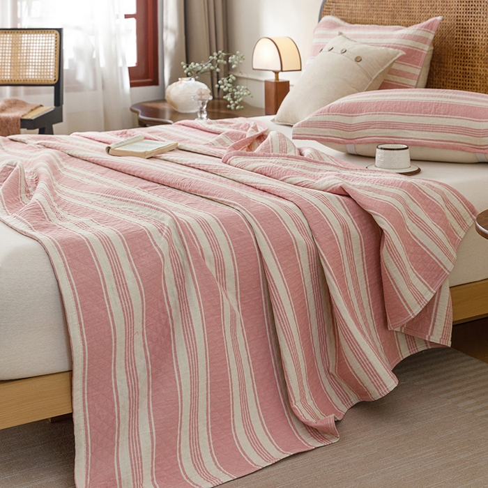 91家纺网 家纺一手货源 找家纺 悦然毛巾被 2026新款条纹全棉纯棉色织三层纱毛巾被休闲盖毯毯子 闲夏粉