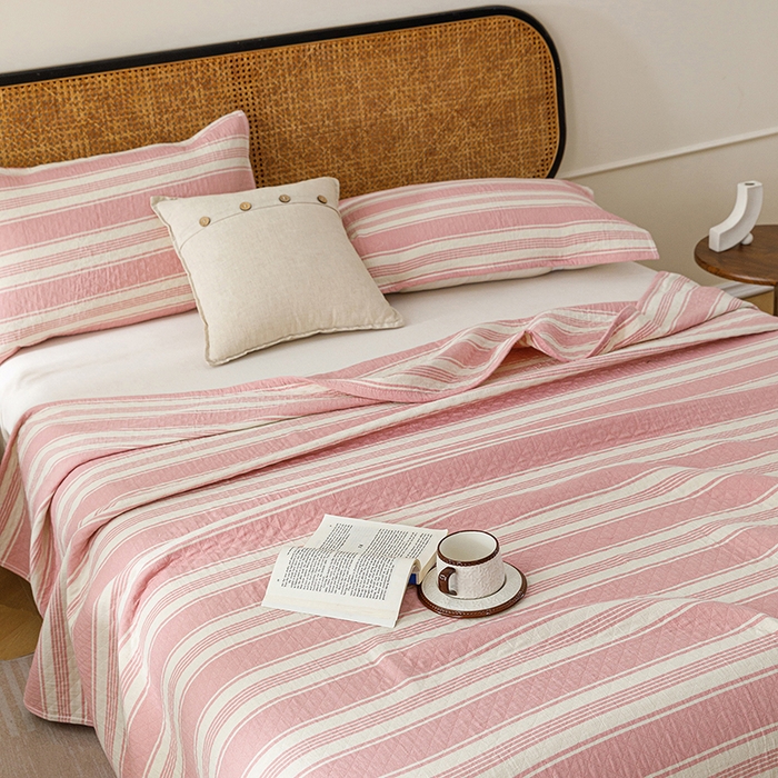 91家纺网 家纺一手货源 找家纺 悦然毛巾被 2026新款条纹全棉纯棉色织三层纱毛巾被休闲盖毯毯子 闲夏粉