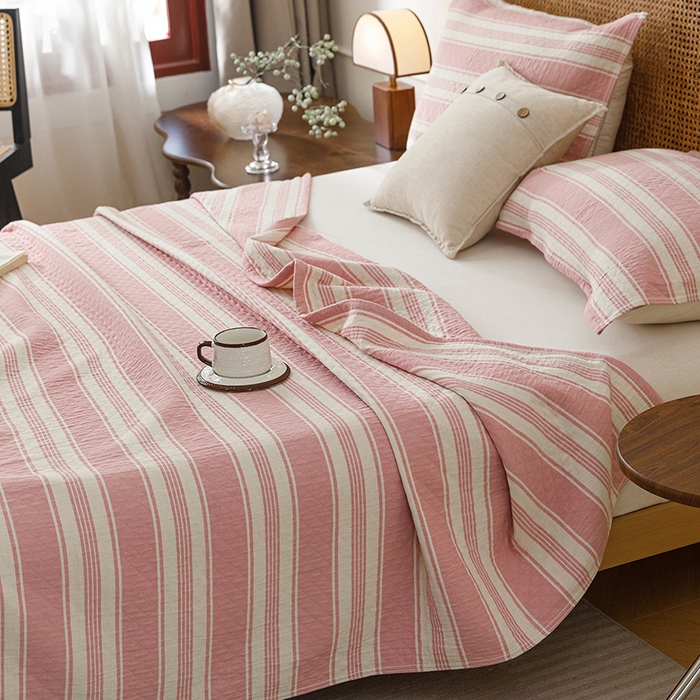 91家纺网 家纺一手货源 找家纺 悦然毛巾被 2026新款条纹全棉纯棉色织三层纱毛巾被休闲盖毯毯子 闲夏粉