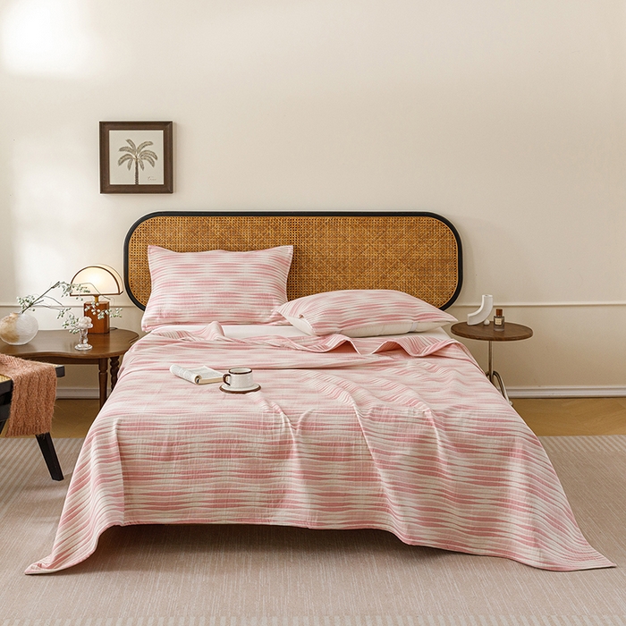 91家纺网 家纺一手货源 找家纺 悦然毛巾被 2026新款条纹全棉纯棉色织三层纱毛巾被休闲盖毯毯子 竹影粉