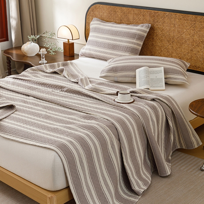 91家纺网 家纺一手货源 找家纺 悦然毛巾被 2026新款条纹全棉纯棉色织三层纱毛巾被休闲盖毯毯子 闲夏灰