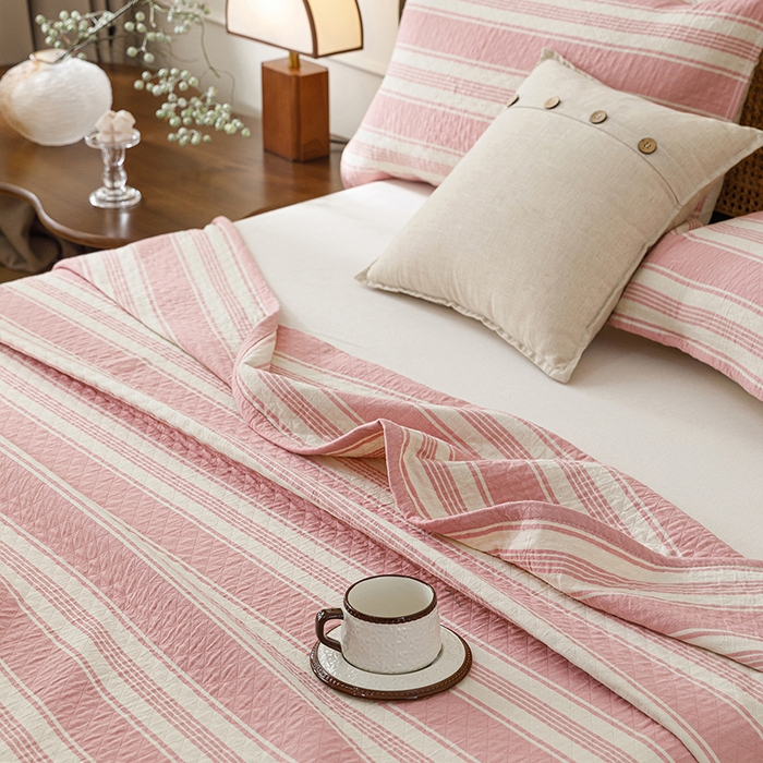 91家纺网 家纺一手货源 找家纺 悦然毛巾被 2026新款条纹全棉纯棉色织三层纱毛巾被休闲盖毯毯子 闲夏粉