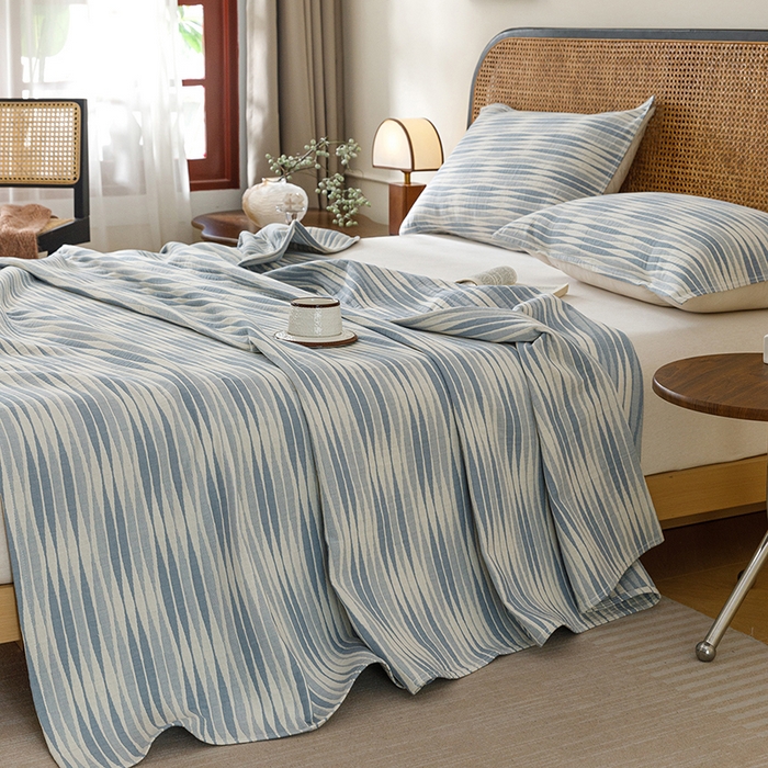 91家纺网 家纺一手货源 找家纺 悦然毛巾被 2026新款条纹全棉纯棉色织三层纱毛巾被休闲盖毯毯子 竹影蓝